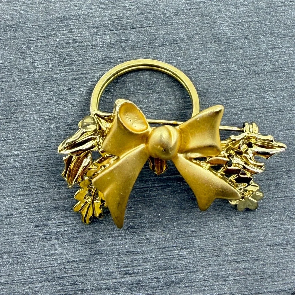 Brooch Vintage Gold Tone Bow Napkin Ring Holly Leaf Christmas Holiday Statement